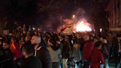 Galatasaraylı taraftarlar, takımlarını coşkuyla karşıladı