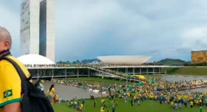Manifestantes invadem Congresso, Planalto e STF, Lula decreta intervenção federal