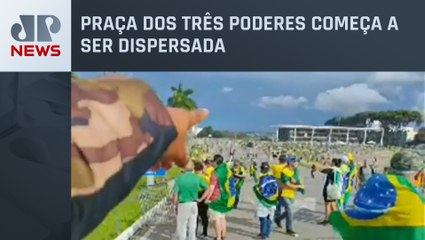 Helicópteros fazem disparos para dispersar manifestantes
