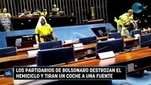 Los partidarios de Bolsonaro destrozan el Hemiciclo y tiran un coche a una fuente