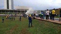Seguidores de Bolsonaro prendieron fuego a un patrullero de la policía