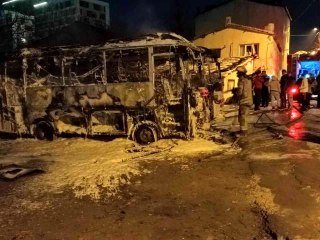Küçükçekmece'de park halindeki 2 minibüste yangın çıktı