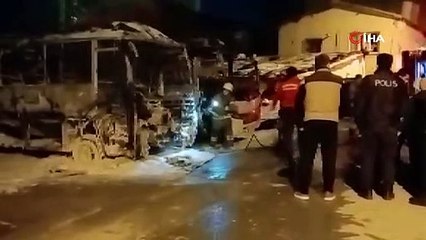 Park halindeki iki minibüs alev alev yandı