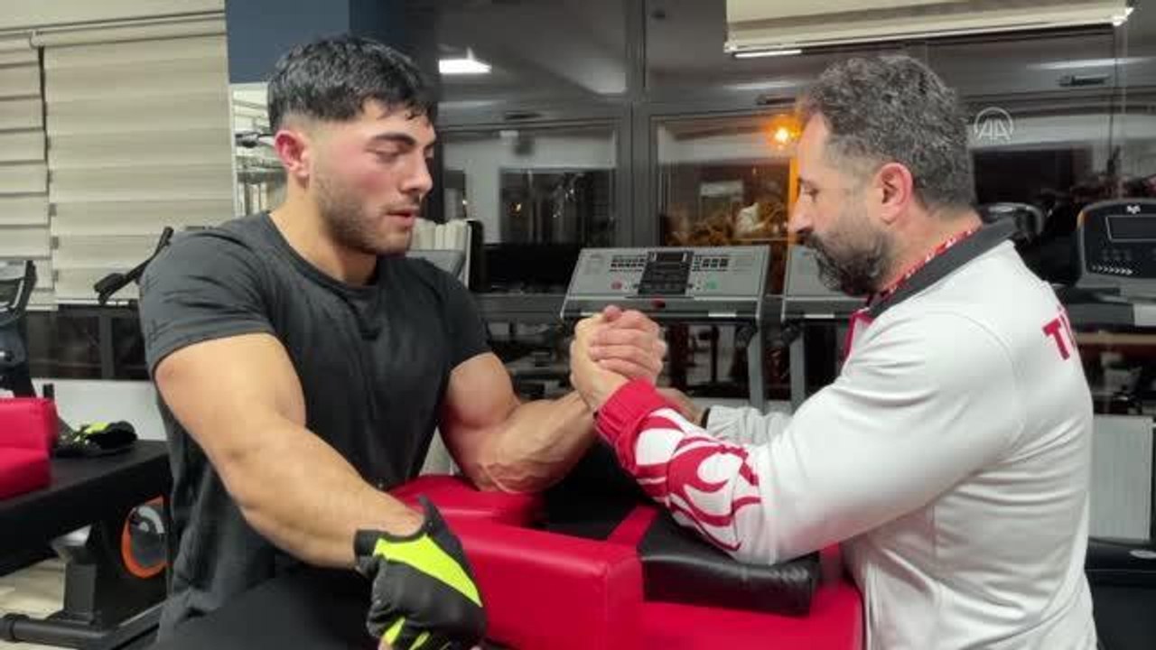 Bedensel engelli eski milli bilek güreşçi, yeni şampiyonlar yetiştirmek için ter döküyor