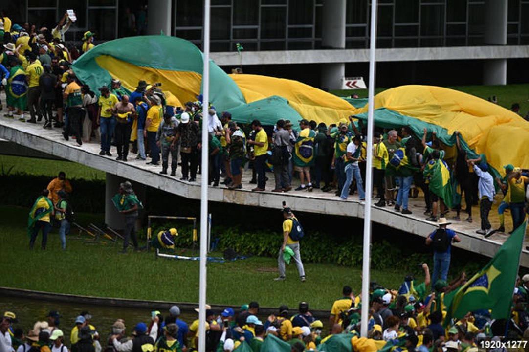 Cientos de simpatizantes de Bolsonaro asalta el Congreso Nacional de Brasil