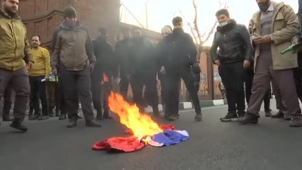 Download Video: Decenas de iraníes protestan en la embajada de Francia en Teherán por las últimas publicaciones de Charlie Hebdo