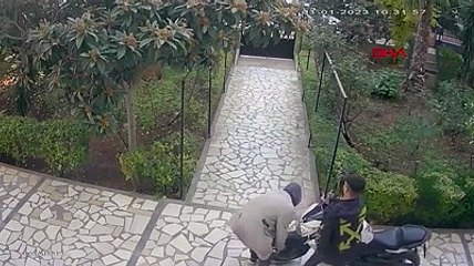 Motosiklet hırsızları kamerada; savunması pes dedirtti