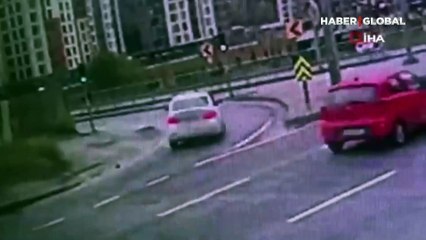 Kağıthane'de lüks otomobil uçtu! Sürücünün burnu bile kanamadı! Hayat kurtaran detay!