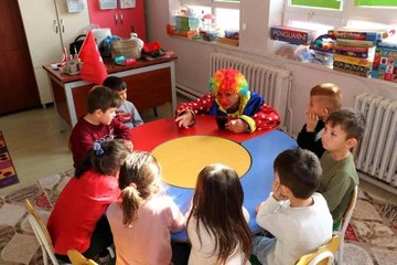 Gönüllü gençlerden köy okulundaki öğrencilere palyaçolu sürpriz