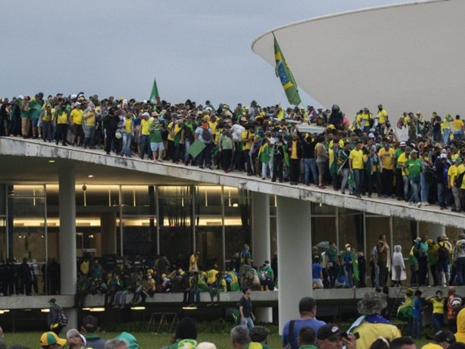 Bolsonaro-Anhänger stürmen Kongress: Ex-Präsident bezieht Stellung