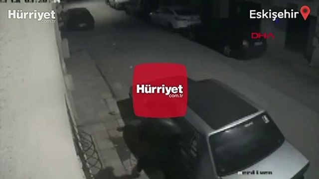 32 saniyede kapısını açtığı otomobilden 6 dakikada teyp ve ses sistemi çaldı