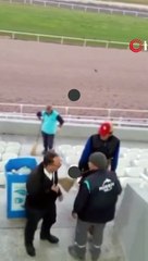 İzmir'de Temizlik Görevlisine Tokatlı Saldırı #shorts #izmir
