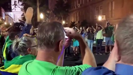 bolsonaro destekçileri yardım etmeleri için cep telefonlarıyla uzaylılara mesaj gönderdi