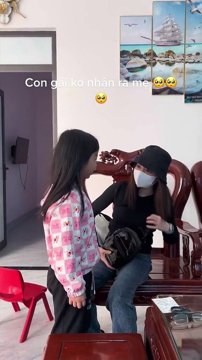 Nghẹn lòng cảnh mẹ đi làm xa về sau nhiều năm, con gái không nhận ra