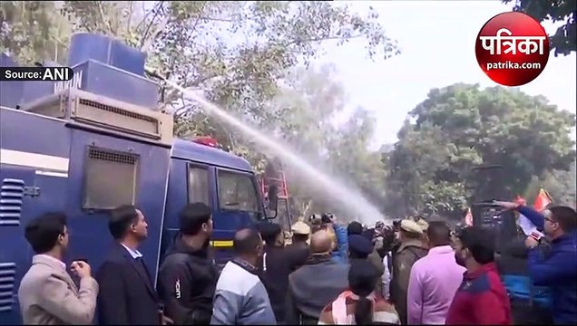 एमसीडी विवाद : सीएम केजरीवाल के आवास पर भाजपा प्रदर्शनकारियों पर वाटर कैनन की बौछार