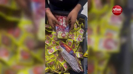 Video: गुटखा के पॉकेट में मिले 40 हजार डॉलर, कोलकाता एयरपोर्ट पर धराया शातिर