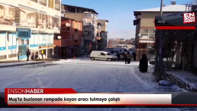 Muş'ta buzlanan rampada kayan aracı tutmaya çalıştı