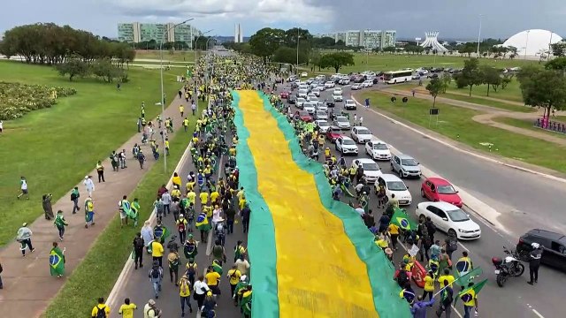 Brésil: des bolsonaristes sèment le chaos dans les lieux du pouvoir à Brasilia