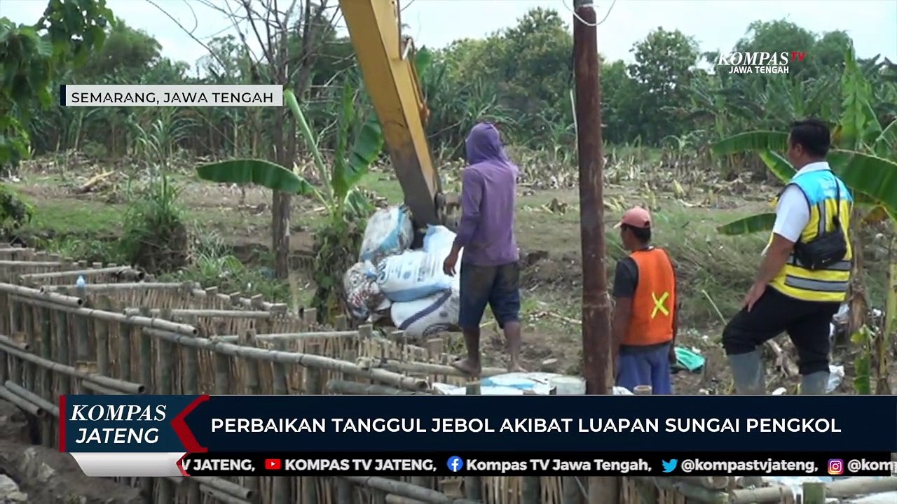 Perbaikan Tanggul Jebol Akibat Luapan Sungai Pengkol