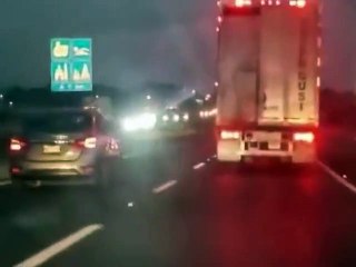 Ce chauffeur routier refuse de se laisser doubler mais le Karma va s'occuper de lui