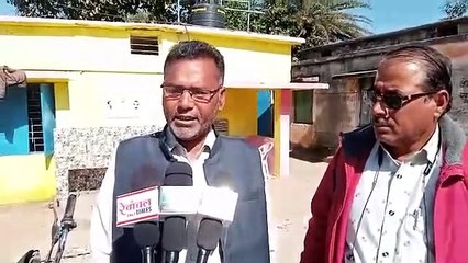 अधूरे कार्य से नाराज ग्रामीणों ने कर्मचारी को बनाया बंधक