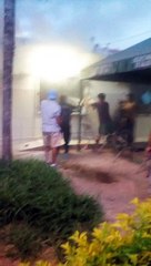Los vecinos de la zona sur llegaron con baldes de agua para intentar sofocar las llamas en el centro de salud Antofagasta