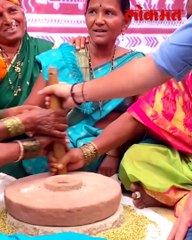 आदित्य ठाकरे जेव्हा जात्यावर पिठ दळतात