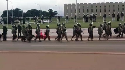 Download Video: Exército diz que não quer confronto e dá 1h para bolsonaristas saírem do QG