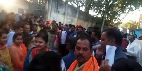 वार्ड नं. 16 के मतदान केन्द्र शाम 4 बजे गहमा-गहमी के बीच विवाद स्थिति