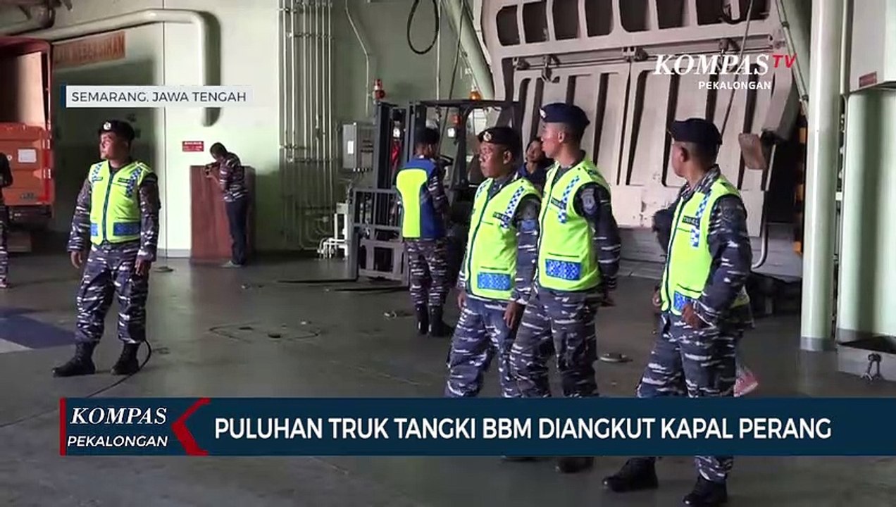 Puluhan Truk Tangki BBM Diangkut Kapal Perang