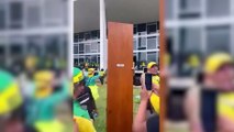 VÍDEO: Golpistas arrancam porta com nome de Alexandre de Moraes no STF