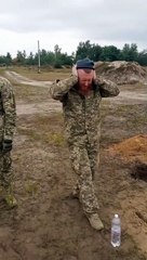 Soldați ukraineni își bat joc de geniștii români moldoveni care au venit să îi ajute