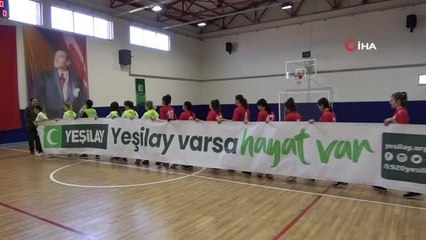 Kadın öğretmen ve öğrenciler bağımlılığa 'futbol' oynayarak dikkat çekti