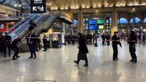 Angreifer verletzt in Paris mehrere Menschen