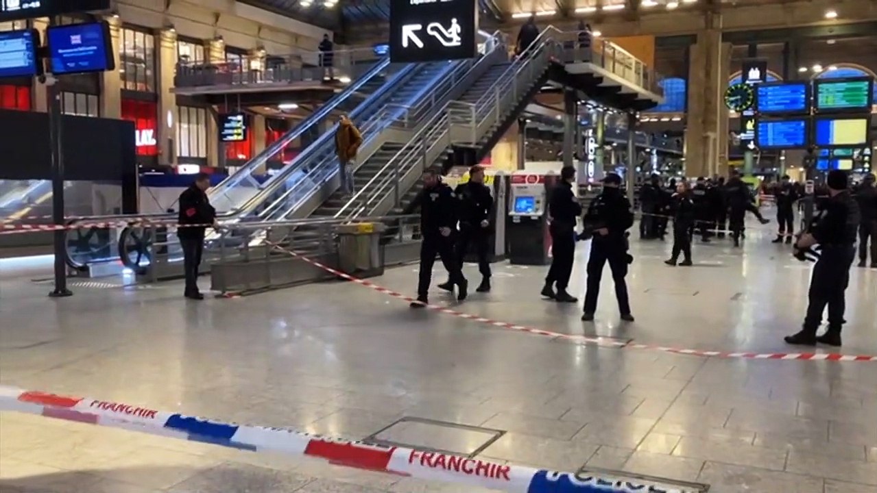 Ataque com faca em estação de trem de Paris; ag...