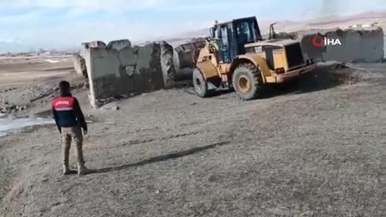 Özalp'ta 50 metruk bina yıkıldı