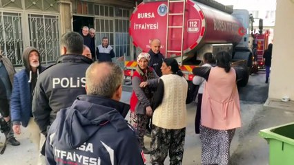 Kendi evini yakan kişiye komşuları saldırdı! O anlar saniye saniye kamerada