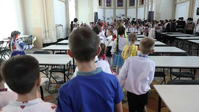 Le Premier ministre Alexander De Croo et sa famille visitent une école ukrainienne à Bruxelles