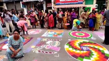 रंग-बिरंगी रंगोली से बदली रंगत
