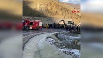Siirt'te buzlanan yolda minibüs ters döndü: 6'sı ağır 12 yaralı