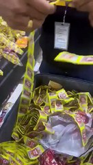 कस्टम विभाग ने कोलकता एयरपोर्ट पर एक शख्स को गिरफ्तार किया जो गुटखे के पाउच में 40 हजार अमेरिकी डॉलर छिपाकर बैंकॉक ले जा रहा था