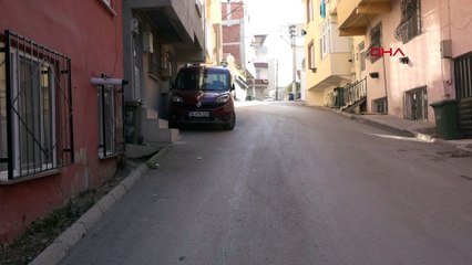 Sürücü düştü, otomobil duvara çarptı