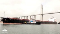 نجاح أعمال قطر سفينة الصب Glory بواسطة قاطرات الهيئة إلى منطقة البلاح