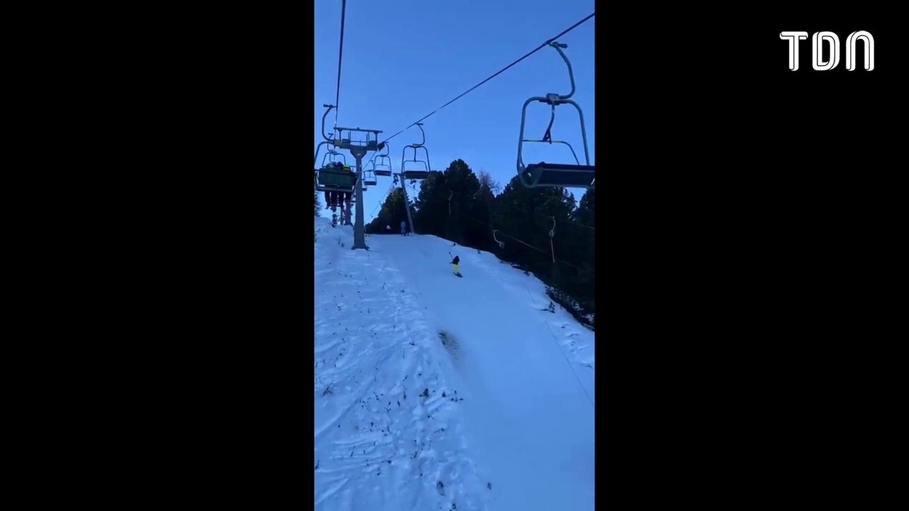 Il tombe du tire-fesses et fait un véritable strike sur la piste !
