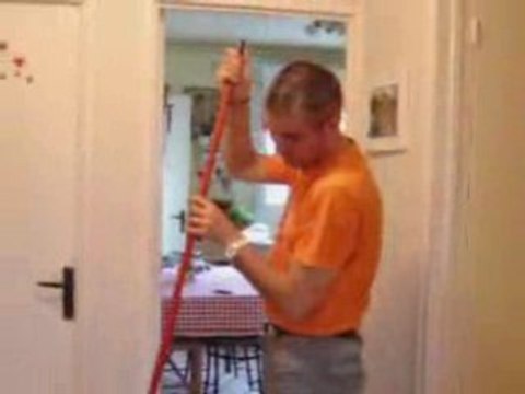 Lolo découvre les travaux ménagers !