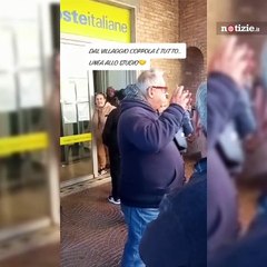 La sfuriata di una donna alle poste: "Noi napoletani facciamo schifo"