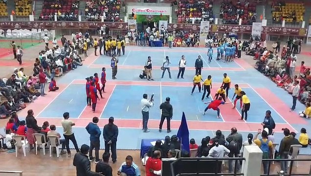 आऊटडोर स्टेडियम में कबड्डी मैच का आनंद लेते दर्शक