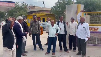 अचानक सरकार विरोधी नारे लगाने लगे यह