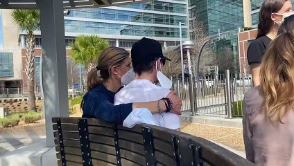 Por fin juntos fuera del cuarto de hospital