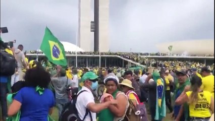 Al menos 1.200 detenidos en el desmantelamiento del campamento bolsonarista